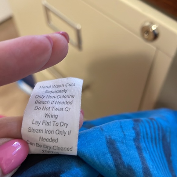 CAbi # 142 Serene blue black ombré silk tiered sleeveless blouse, size medium - Picture 7 of 7